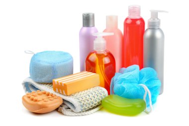 Beyaz arka plan üzerinde izole şampuan, sabun ve banyo süngeri. Kişisel Hijyen öğeleri ürün yelpazesine.