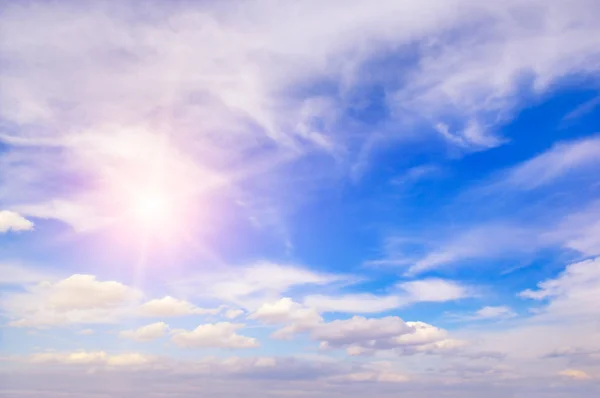 Sole Luminoso Sul Cielo Blu Con Nuvole Bianche — Foto Stock