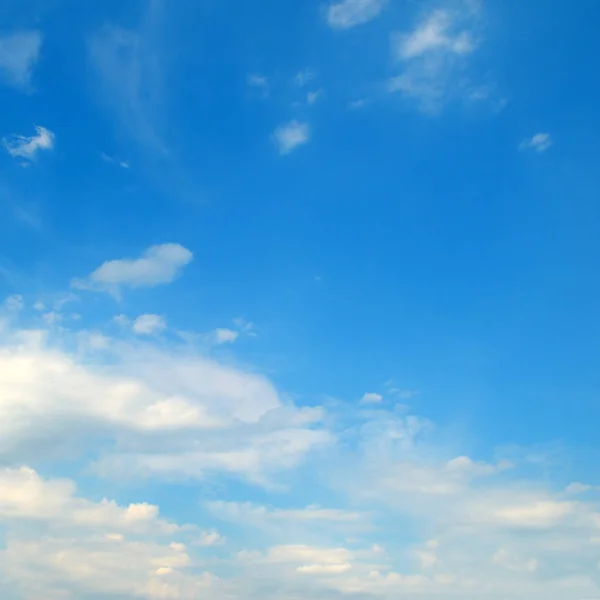Leichte Kumuluswolken Blauen Himmel — Stockfoto