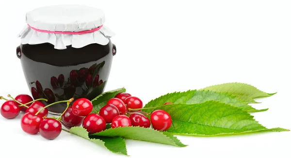 Kersen en potten jam geïsoleerd op een witte achtergrond. Gratis sp — Stockfoto