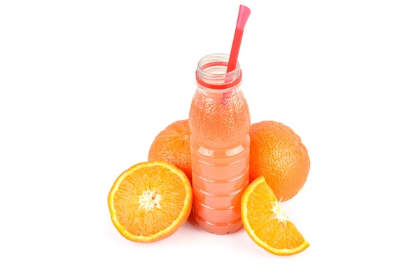 Una fruta de naranja y una botella con jugo aislado en la espalda blanca — Foto de Stock
