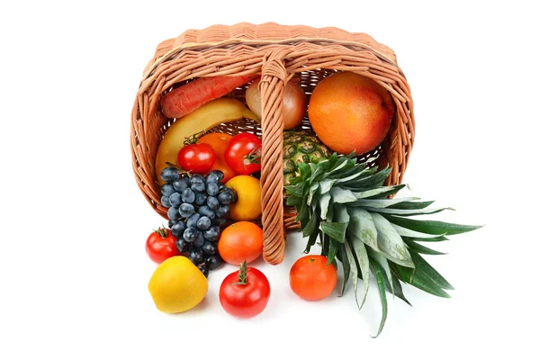 Sayuran dan buah-buahan dalam keranjang yang terisolasi dengan latar belakang putih . — Stok Foto