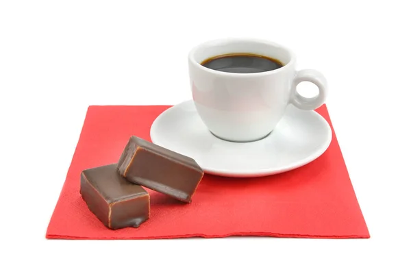 Xícara de café e chocolate doce isolado no fundo branco — Fotografia de Stock