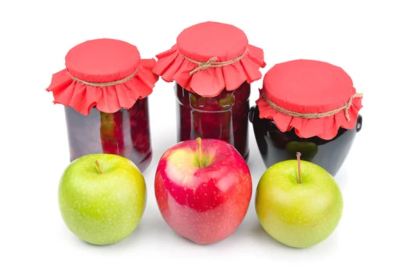 Selai apel dalam botol kaca, merah segar dan hijau apel terisolasi di — Stok Foto