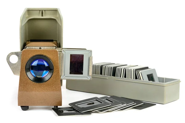 Παλιά Συσκευή Προβολής Διαφανειών Και Σειρά Διαφανειών Που Απομονώνονται Λευκό — Φωτογραφία Αρχείου