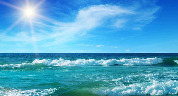 Mare e sole su sfondo cielo blu. Ampia foto . — Foto Stock