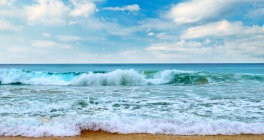 Güzel deniz manzarası ve mavi gökyüzü. Konsept seyahat. Geniş fo