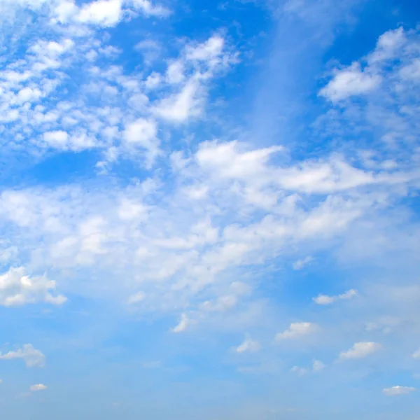 Nubes de cúmulos de luz en el cielo azul. —  Fotos de Stock