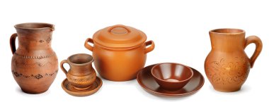 Beyaz arka planda izole edilmiş eski seramik mutfak aletleri. P