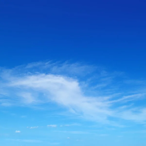 Lehké cirrus mraky na modré obloze . — Stock fotografie