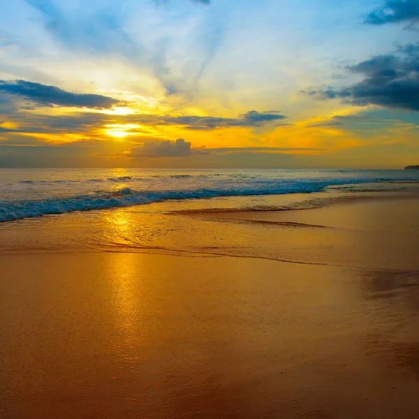 Stranden vid havet och vacker soluppgång. — Stockfoto