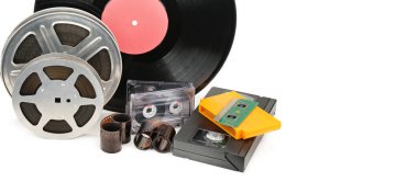 Vinil kayıt, video ve ses kasetleri üzerinde beyaz backgr izole