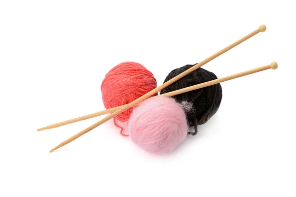 白い背部に隔離されたウールと編み針のボールのセット — ストック写真