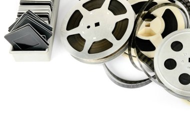 Beyaz arka planda izole edilmiş film şeritli makaralar. Boş alan