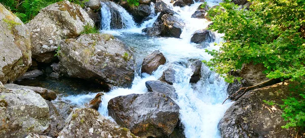 Landschaft mit Bergen, Wald und einem Fluss davor. breitbeinig — Stockfoto