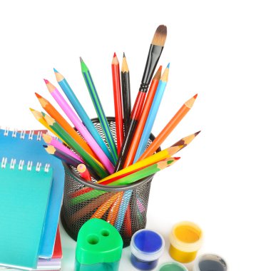 Okul ve ofis malzemeleri beyaz bir arka planda izole edilmiş. Boş 