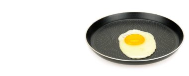 Kızarmış yumurta tavada, yukarıdan izole edilmiş beyaz tavada. Boş alan
