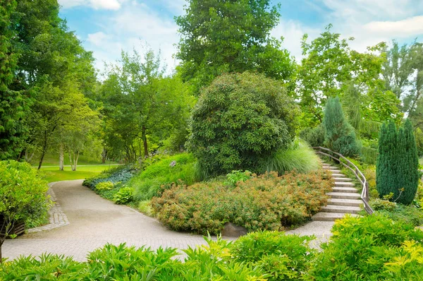 Vacker grön park sommardag — Stockfoto