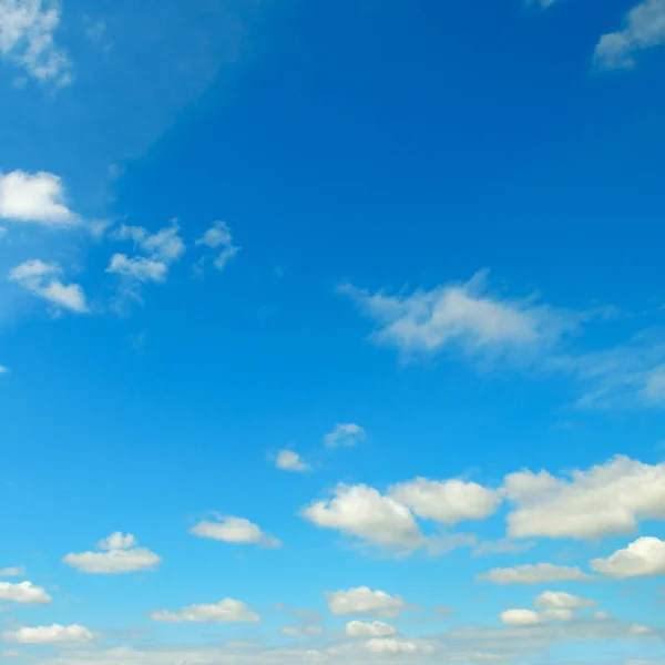 Nuvens brancas no céu azul . — Fotografia de Stock