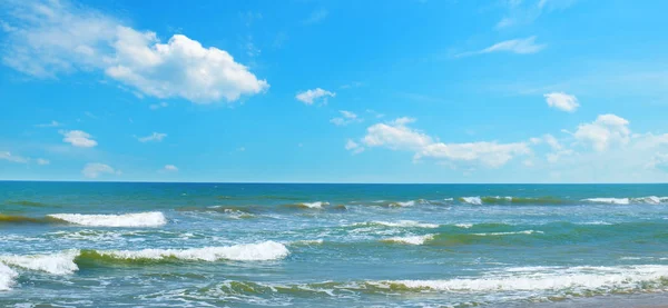 Mar y azul Fondo del cielo. Foto amplia  . —  Fotos de Stock