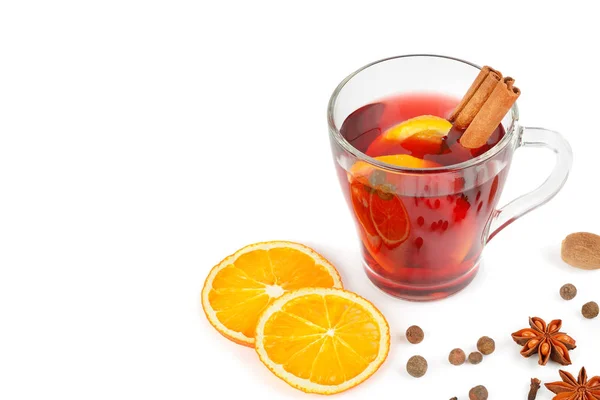 Vin chaud à l'orange, bâtonnets de cannelle, anis isolé au fouet — Photo