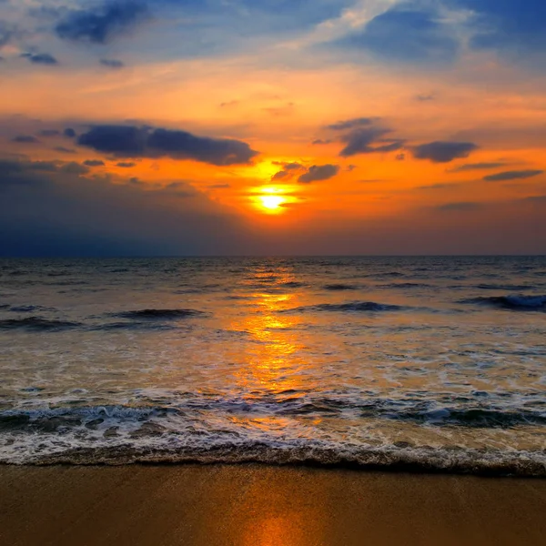 Praia do mar e belo nascer do sol . — Fotografia de Stock