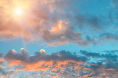 bulutlu gökyüzü ve ufuk üzerinde parlak gündoğumu.