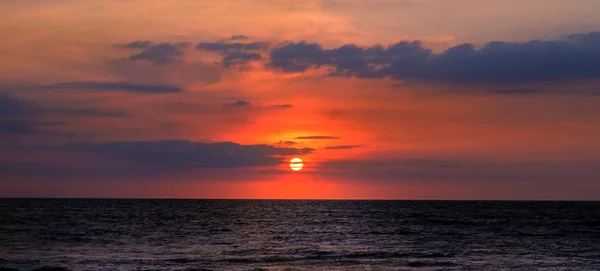 Ciemny zachód słońca nad oceanem. Szerokie zdjęcie . — Zdjęcie stockowe