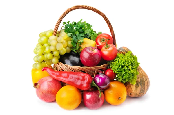 Vegetables and fruits in a basket isolated on white background. — Stock Photo, Image