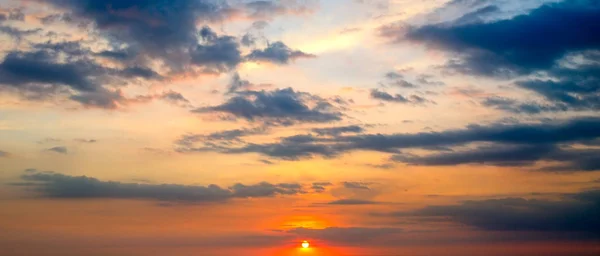 Fényes naplemente a kék égen. Széles fénykép . — Stock Fotó