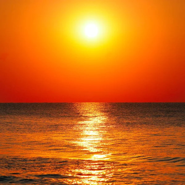 Heller Sonnenaufgang über dem Meer. — Stockfoto