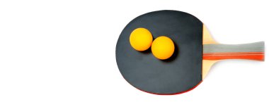 Masa tenisi ekipmanları beyaz arka planda izole edildi. Boş alan 