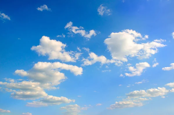 Nuvens cúmulos no céu azul  . — Fotografia de Stock