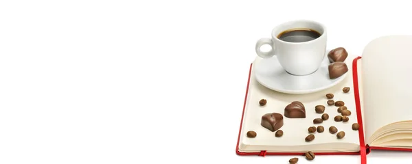 Tazza di caffè, cioccolatini e un libro aperto isolato su bac bianco — Foto Stock