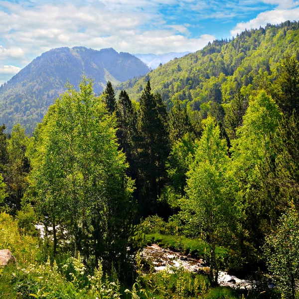 Fantastiskt bergslandskap - naturliga utomhus resa bakgrund. — Stockfoto