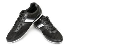 Beyaz arka planda izole edilmiş bir çift yeni spor ayakkabı. Geniş Resim