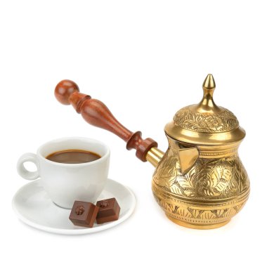Beyaz arka planda izole edilmiş bir fincan kahve ve kahve..