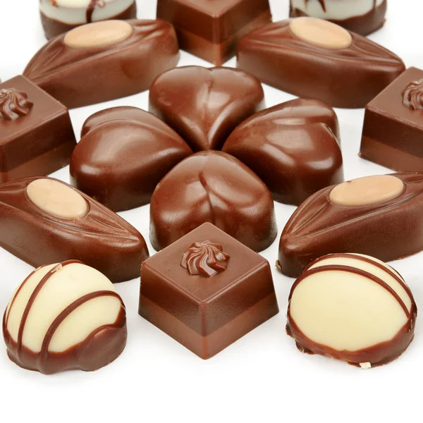 Olika choklad praliner isolerad på vit bakgrund. — Stockfoto