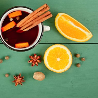 Baharatlı ve narenciyeli sade bardaklarda sıcak şarap..