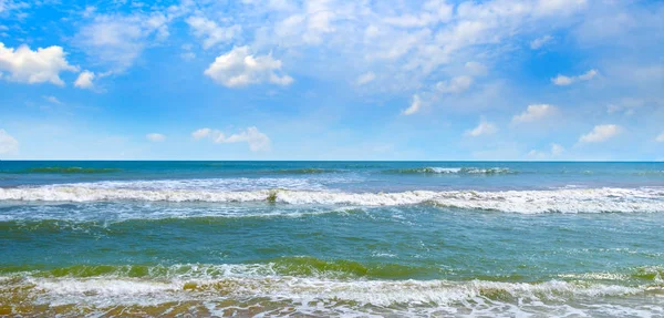Mar y cielo azul. El concepto es viaje.Amplia foto . —  Fotos de Stock
