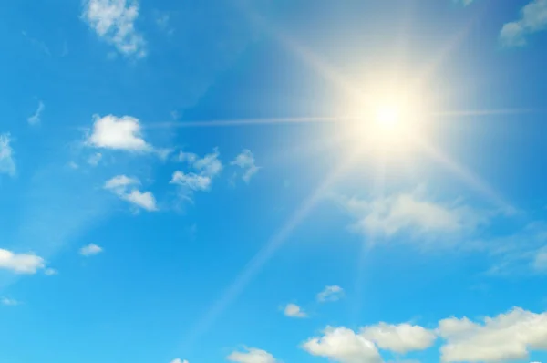 Céu azul. O sol brilhante do meio-dia ilumina o espaço . — Fotografia de Stock