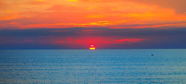 Jasny zachód słońca nad morzem. Szerokie zdjęcie. — Zdjęcie stockowe