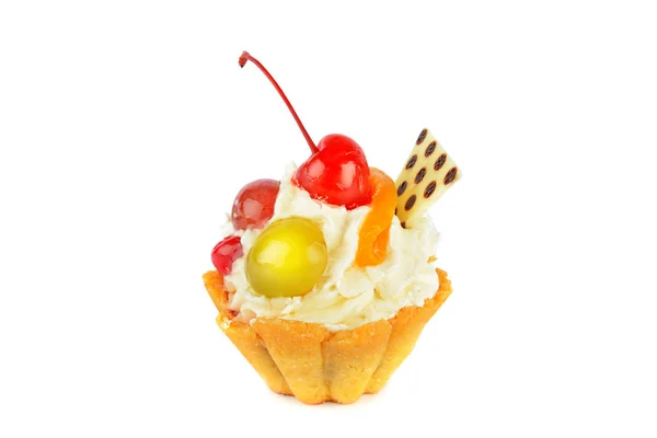 Торт з вершками та фруктами ізольовані на білому тлі . — стокове фото
