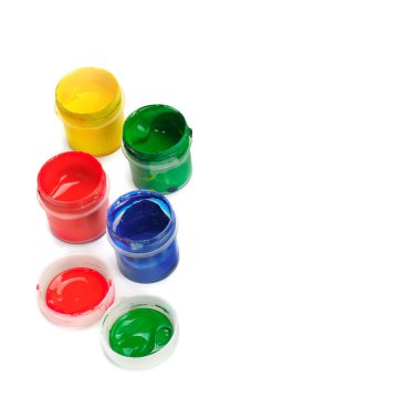 Beyaz arka planda akrilik boyalı kavanozlar. te için boş alan