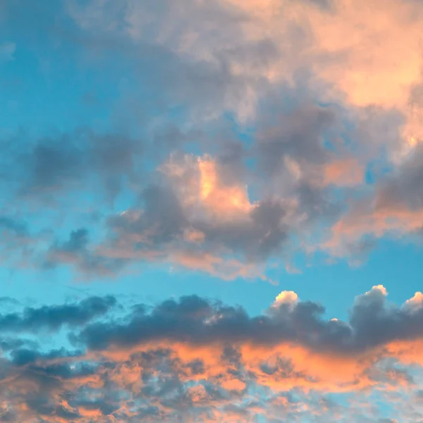 Molnig himmel och ljus solnedgång över horisonten. — Stockfoto
