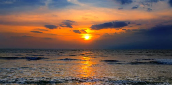 El sol se puso sobre el mar. El concepto es viajar. Foto amplia . — Foto de Stock