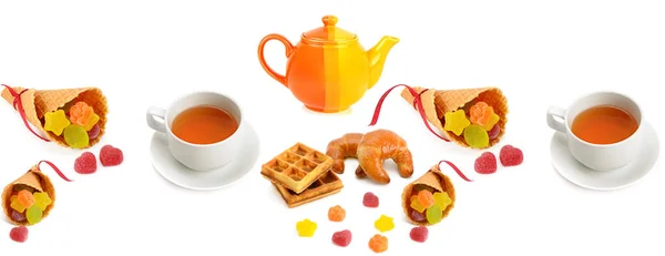 Bezproblémový vzorec. Konvice, šálek čaje a pečiva izolované na bílém — Stock fotografie
