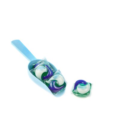 Whit 'e izole edilmiş çamaşır deterjanı olan jel kapsüller.