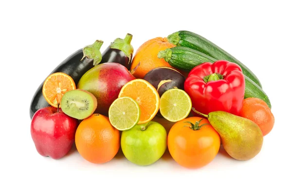 Légumes et fruits isolés sur fond blanc . — Photo