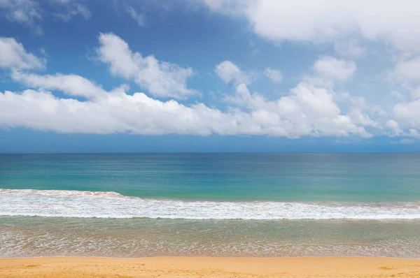Seascape e fundo azul céu . — Fotografia de Stock